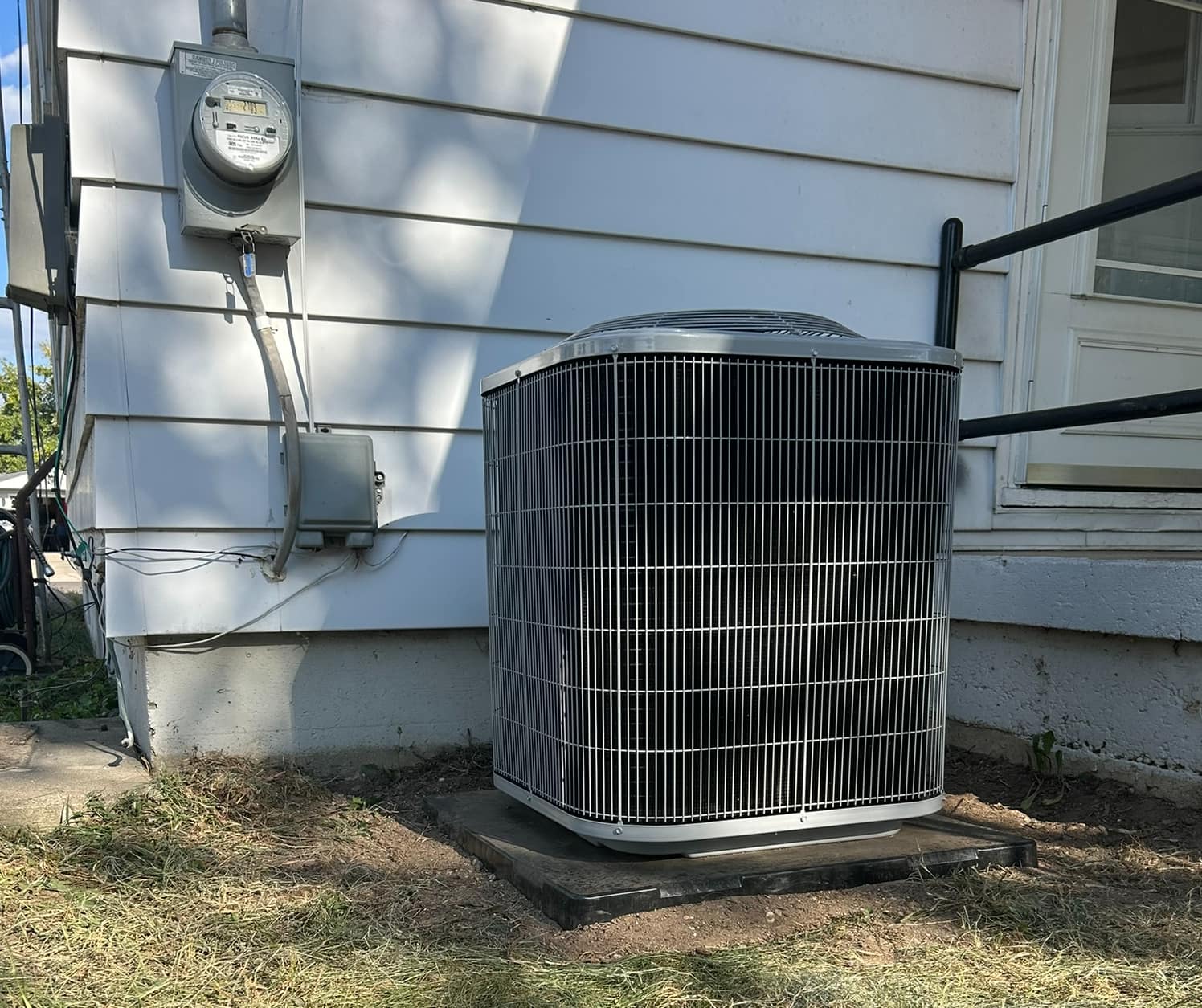 New air conditioning system installed by Honest Fix Heating, Cooling & Plumbing outside a Steubenville, Ohio home.